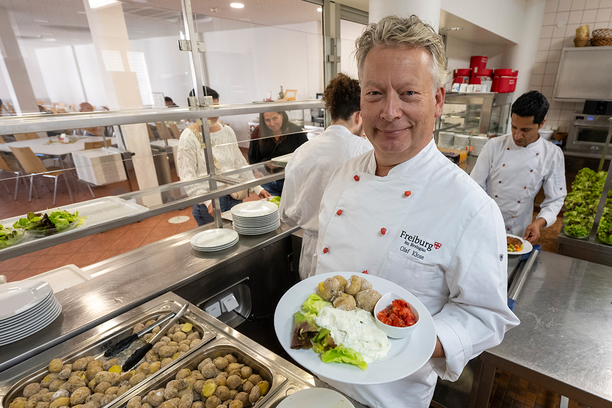 Küchenchef Olaf Klose präsentiert ein Gericht in der Rathaus-Kabntine