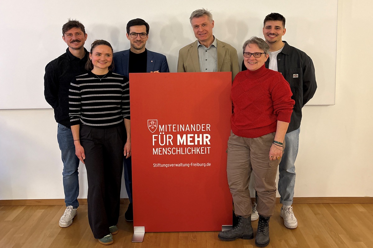 Die Verwaltung des Armenfonds mit OB Martin Horn. Sie halten ein rotes Plakat mit der Aufschrift: Miteinander für mehr Menschlichkeit.