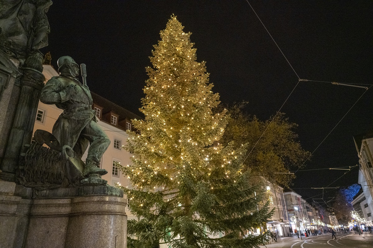 Der beleuchtete Weihnachtsbaum auf dem Europaplatz