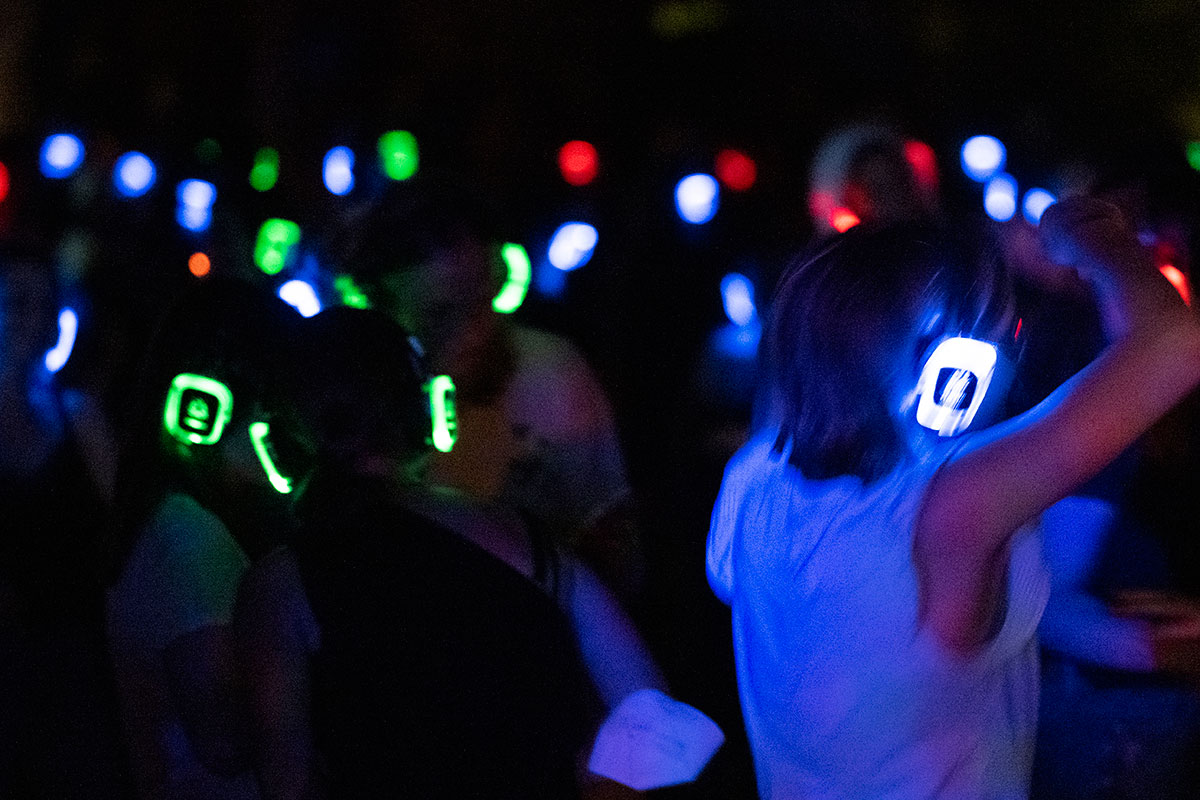 Open-Air-Konzert mit Bühne und Zuschauer_innen