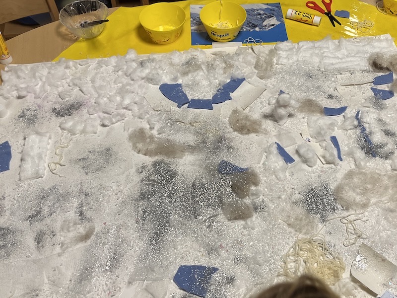 Das Werk ist vollbracht: Die Schneelandschaft glitzert und funkelt.