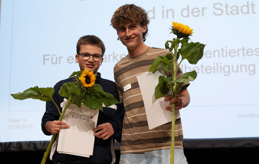 Junge Vorbilder: Die Brüder Linus und Samuel Hofmann haben mehr als 1000 Unterschriften für die Öffnung von Schulsportplätzen gesammelt. Ihr Engagement wird von der Stadt gewürdigt. Junge Vorbilder: Die Brüder Linus und Samuel Hofmann haben mehr als 1000 Unterschriften für die Öffnung von Schulsportplätzen gesammelt. Ihr Engagement wird von der Stadt gewürdigt.