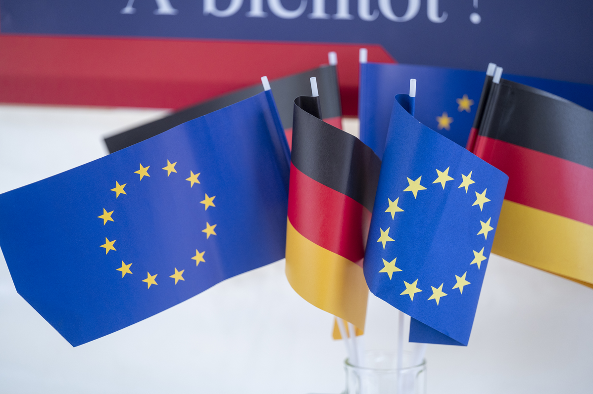 Europäische und deutsche Tischflaggen. Foto: Stadt Freiburg.