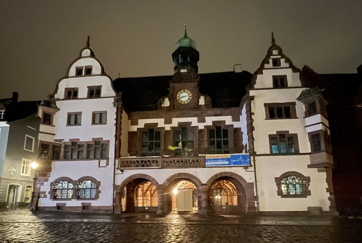 Das Innenstadtrathaus von vorne bei Nacht.