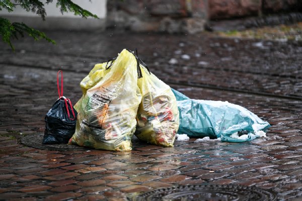Wilder Müll auf dem Platz der Alten Synagoge