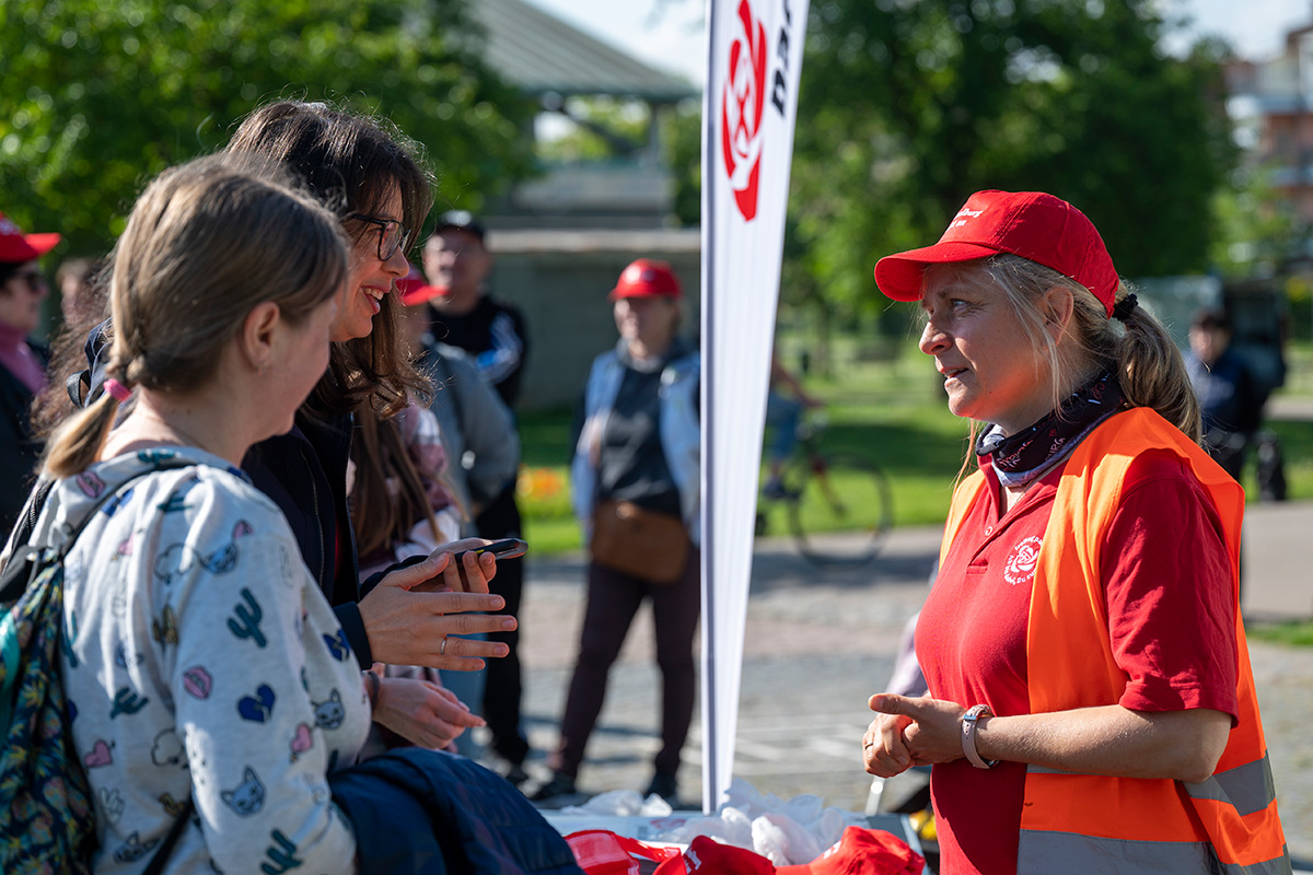 Frau Borodko-Schmidt von Freiburg packt an im Gespräch mit zwei Helferinnen