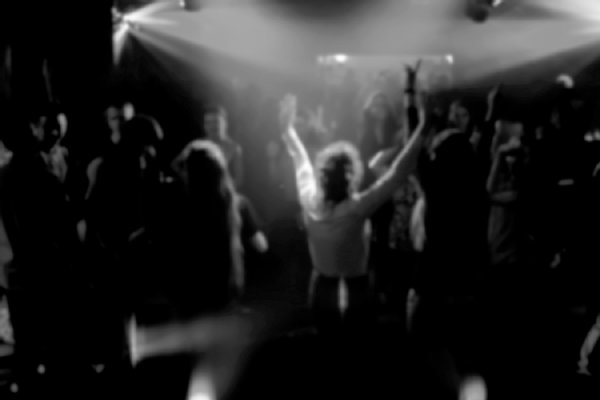 Personen tanzen im Club - schwarz/weiß Bild