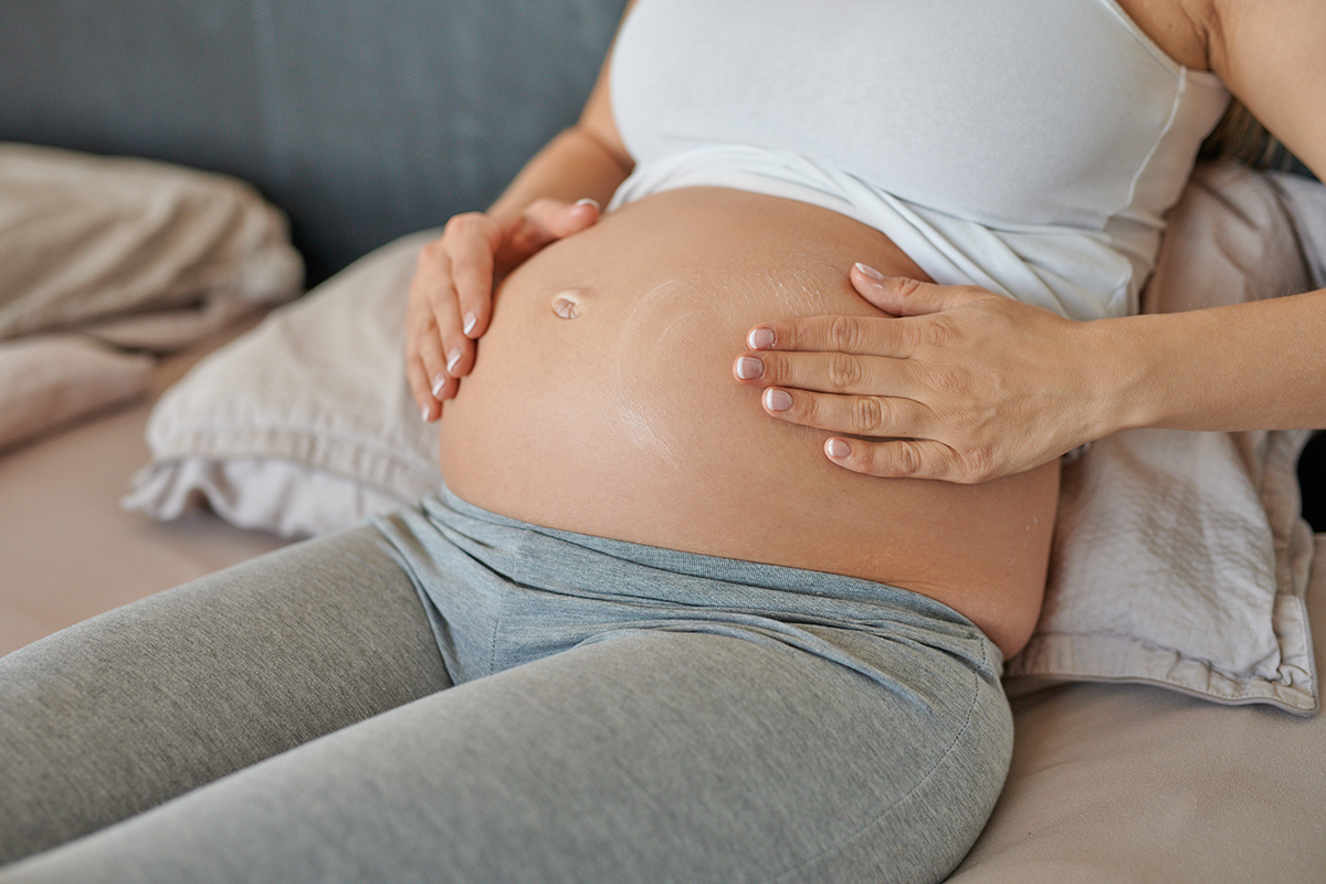 Schwangere mit nacktem Babybauch