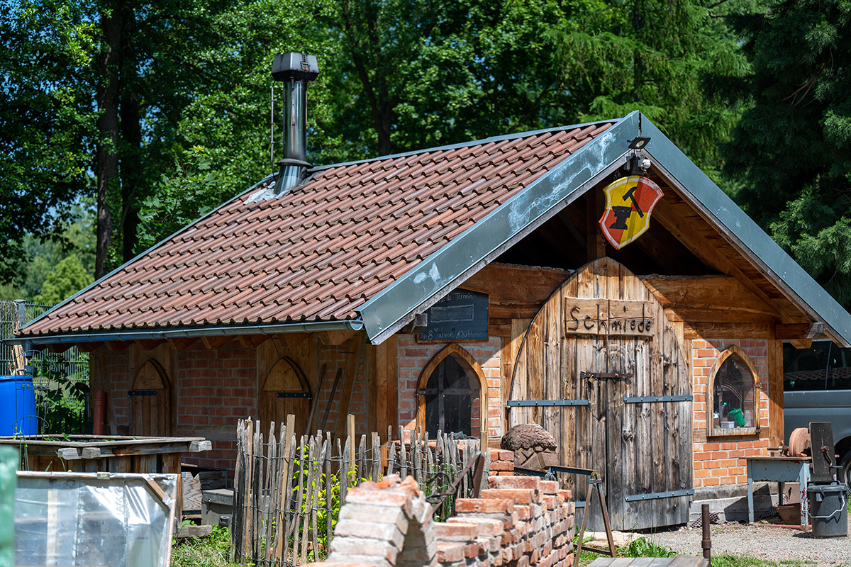 Backsteinhäuschen mit der Aufschrift "Schmiede"