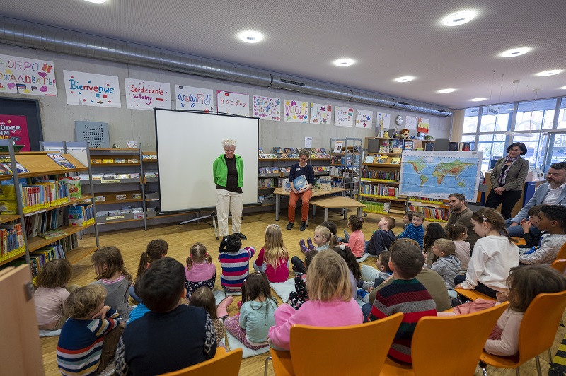 Im Namen der Kita-Träger begrüßt Evelyn Gierth vom Caritasverband Freiburg-Stadt.
