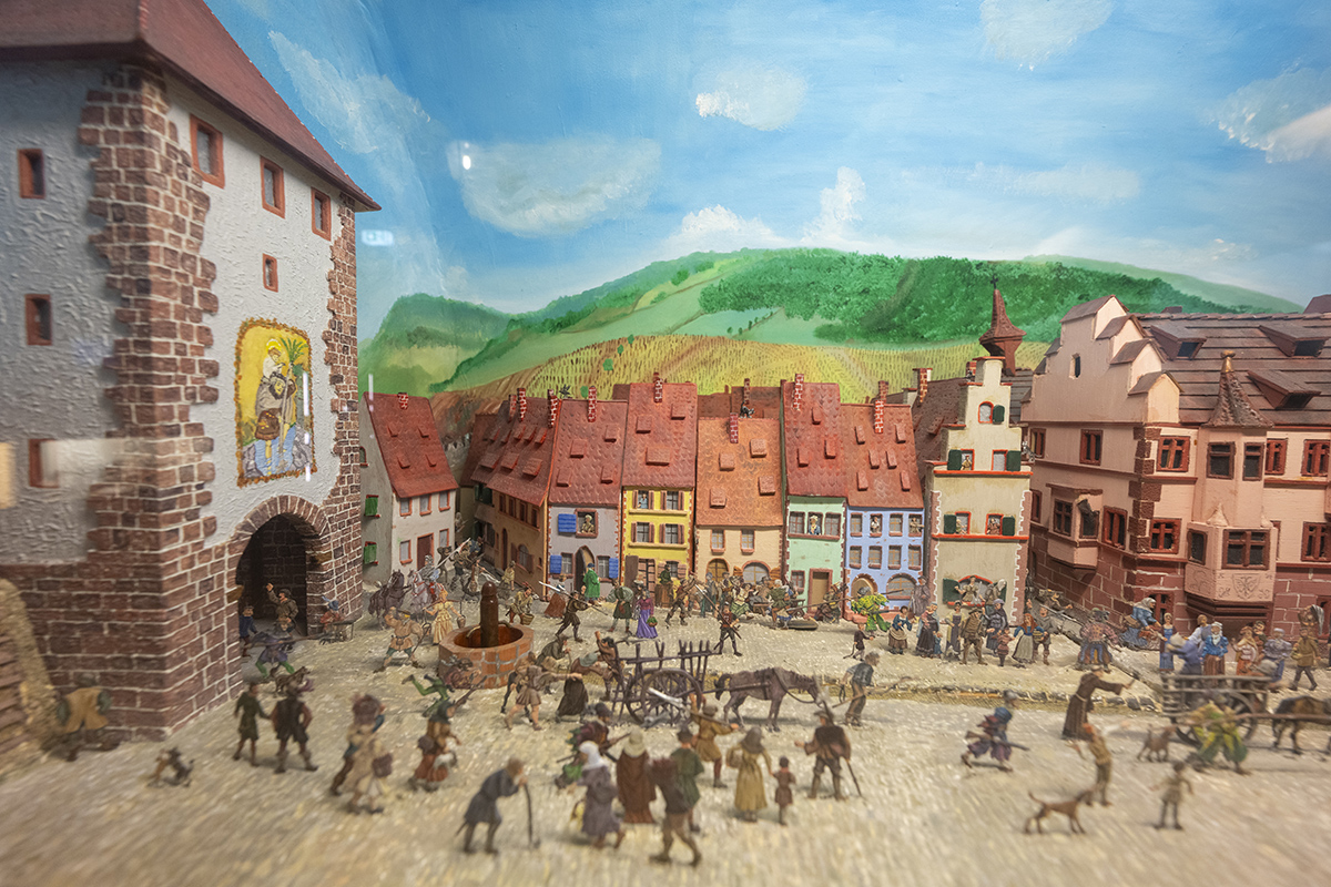 Zinnfiguren spielen eine Freiburger Straßensituation nach