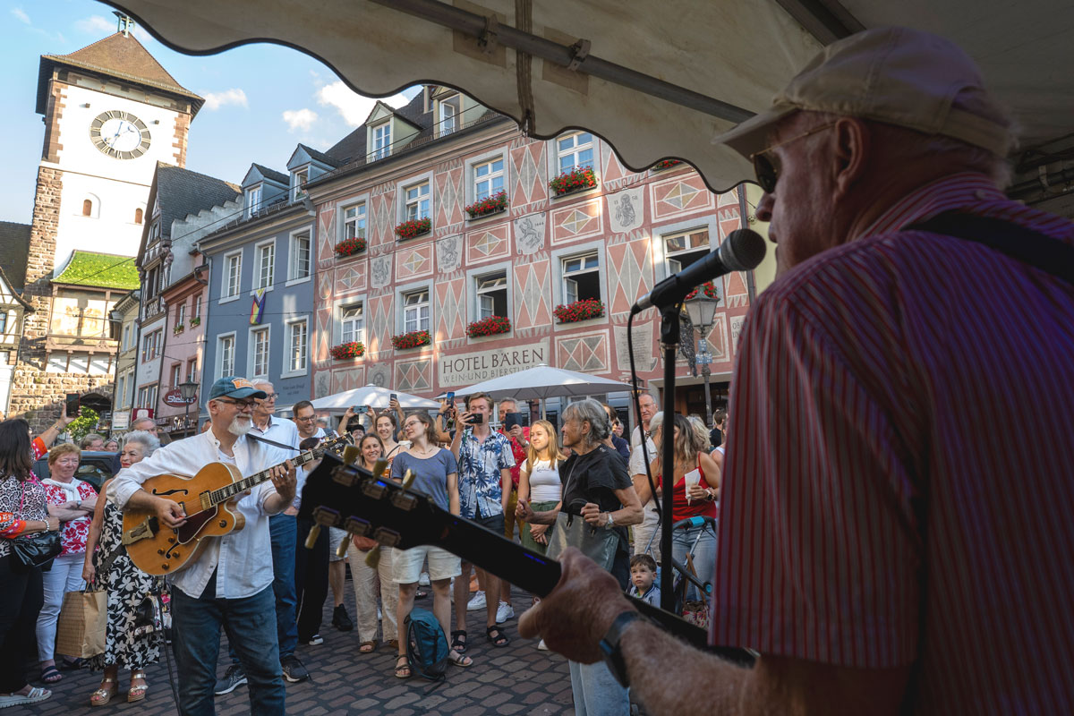 Band vor Publikum im Freien, im Hintergrund das Schwabentor
