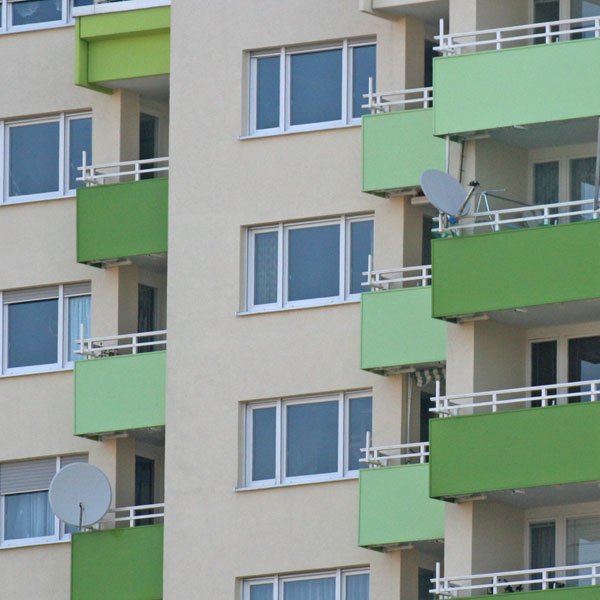 Hochhausfassade mit Balkonen
