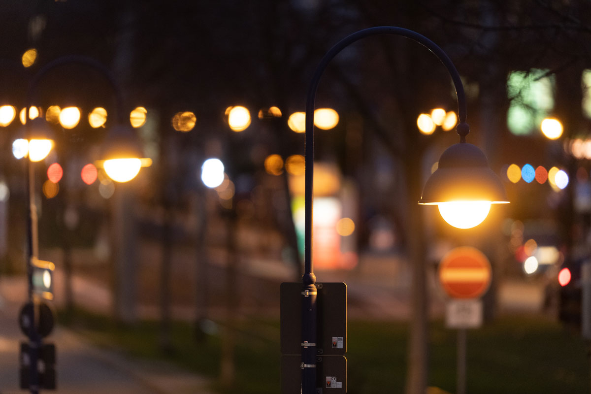 Leuchtende Straßenlaternen