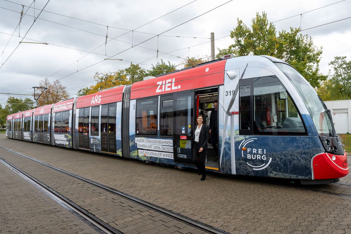 Straßenbahn aus der die Bürgermeisterin Buchheit aussteigt