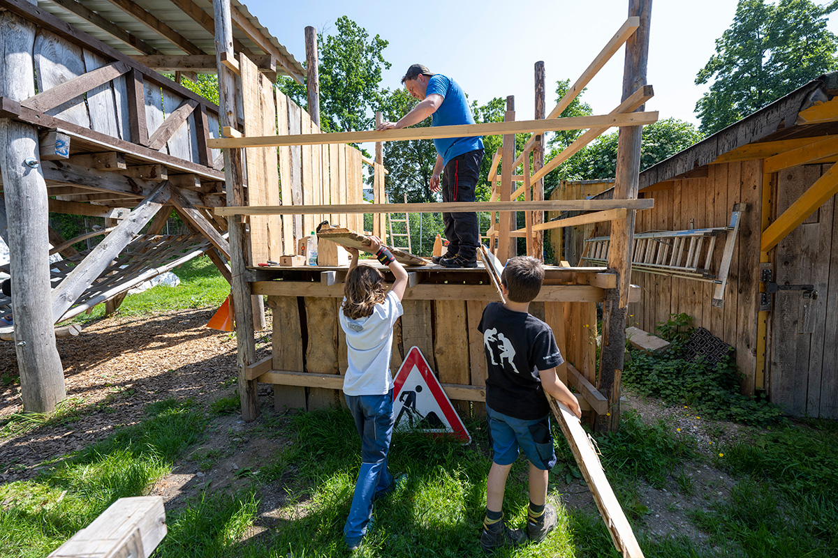 Drei Jungs bauen eine Hütte