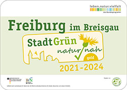 Label mit Text: "Freiburg StadtGrün naturnah 2021-2024"