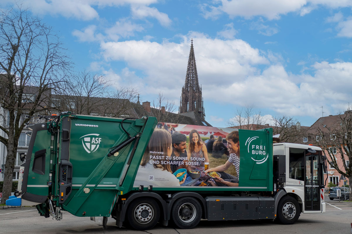 Müllwagen der ASF mit Aufdruck zur Mehrwegkampagne