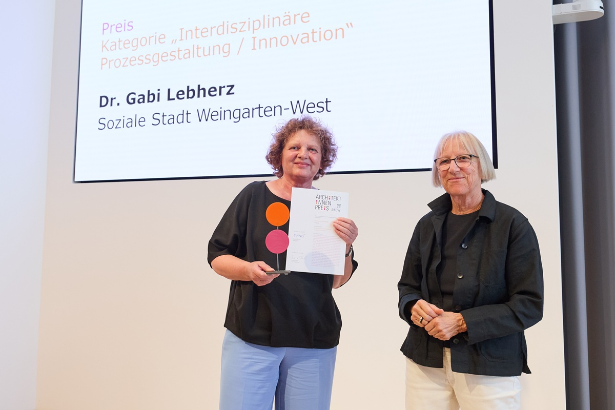 Preisträgerin Frau Dr. Gabi Lebherz Frau Dr. Lebherz hält Ihre schriftliche Auszeichnung sowie Ihren Preis in den Händen. Neben Ihr steht Frau Laufner.