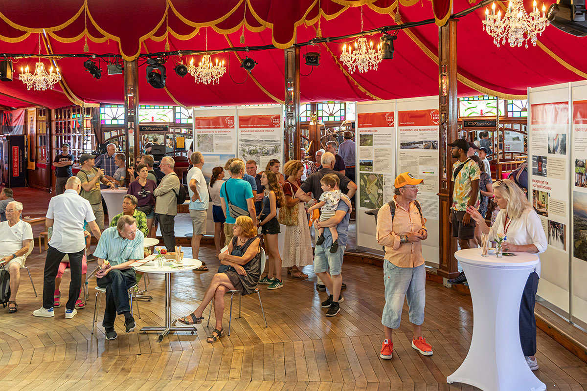 Infos zum neuen Stadtteil gab es in der Walk-in Gallery im Spiegelzelt