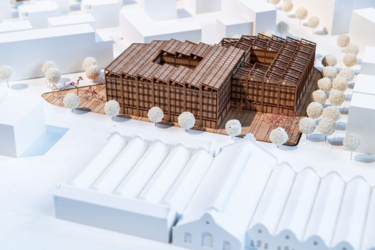 Modell des Corum vom Architekurbüro Cobe, Urheber: Cobe Architekturbüro Holzmodell mit 2 ineinander greifende Baukörper mit Innenhöfen, Baume als Modell und die vorhandene Bebauung als weiße Baukörper angeordnet