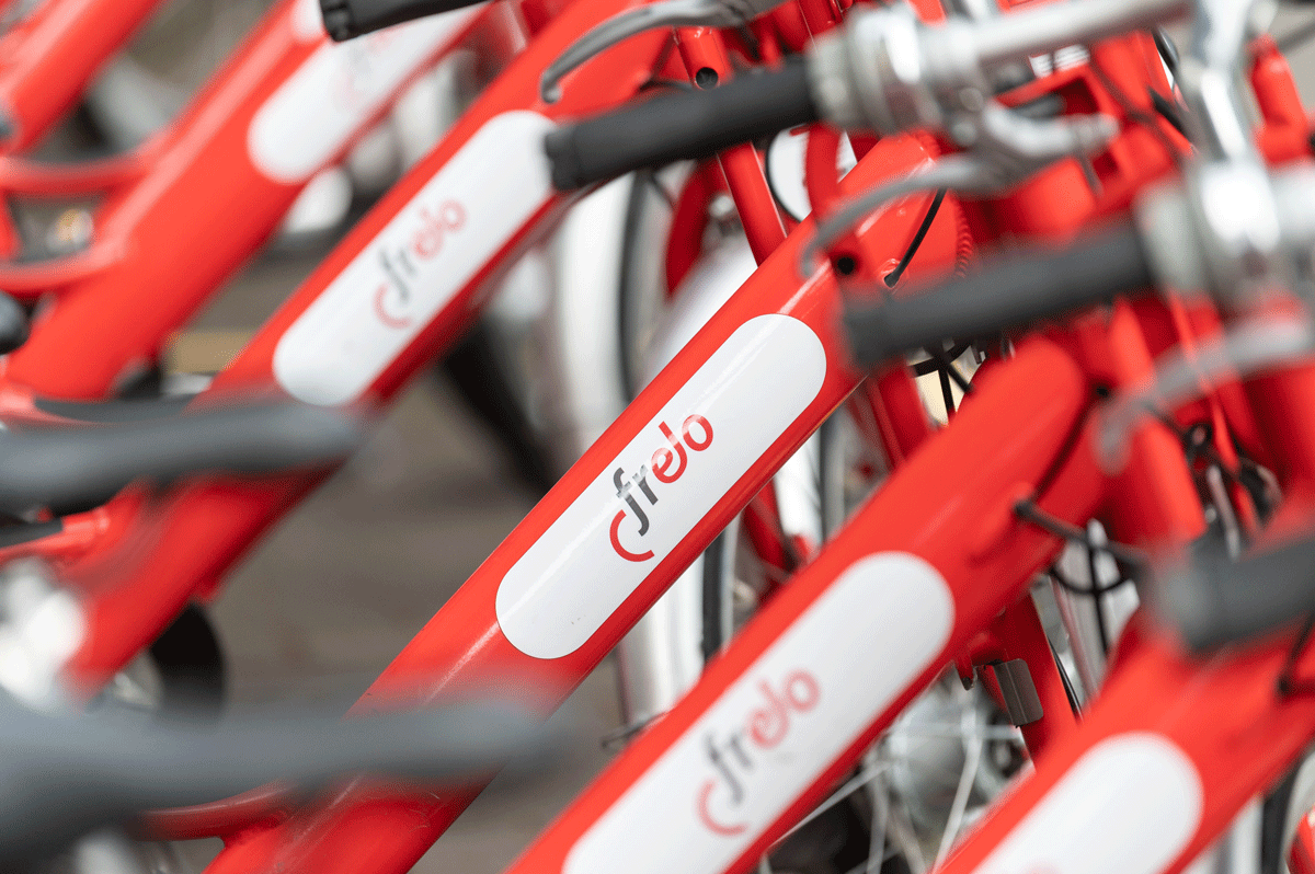 Frelos, also Leihfahrräder, in Nahaufnahme