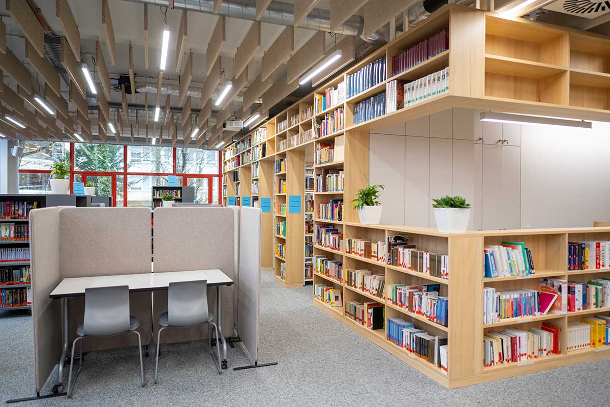 Lesecken und Regale mit Büchern in der Bibliothek