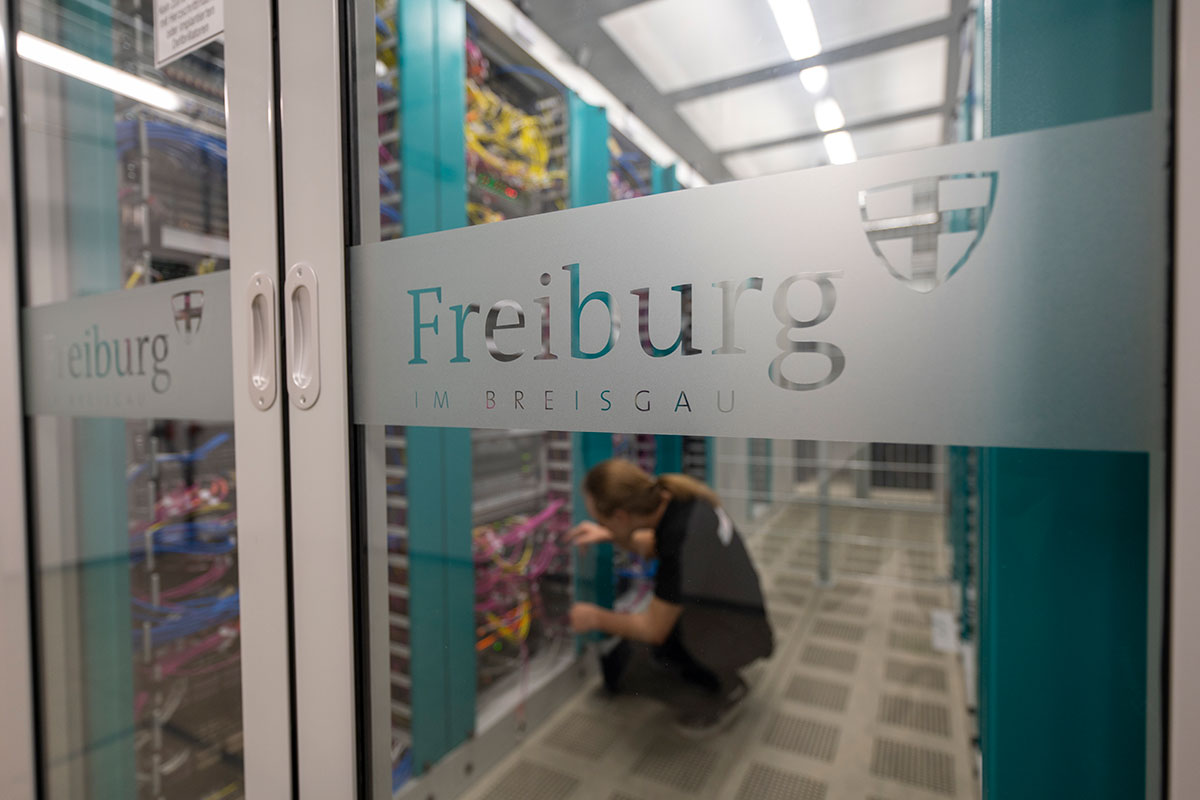 Glastür mit Schriftzug "Freiburg" und Stadtwappen