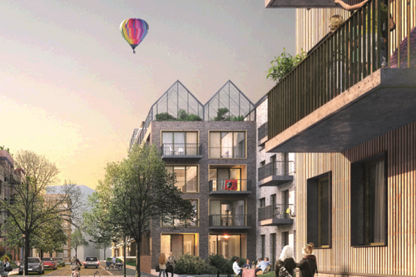 Gelber Bagger in grün bewachsenem Erdhügel-Gelände