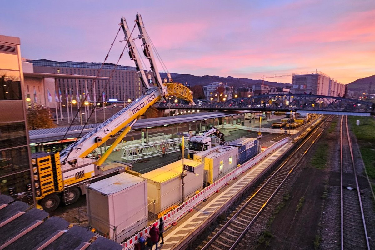 Wiwilí- oder Blaue Brücke, im Hintergrund Busse, Schienen und ein Hotel.