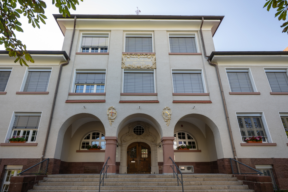 Portal der Pestalozzischule in Freiburg-Haslach