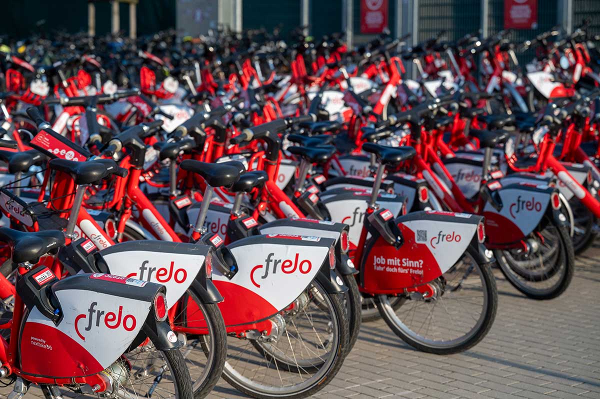 zahlreiche abgestellte Frelo-Fahrräder