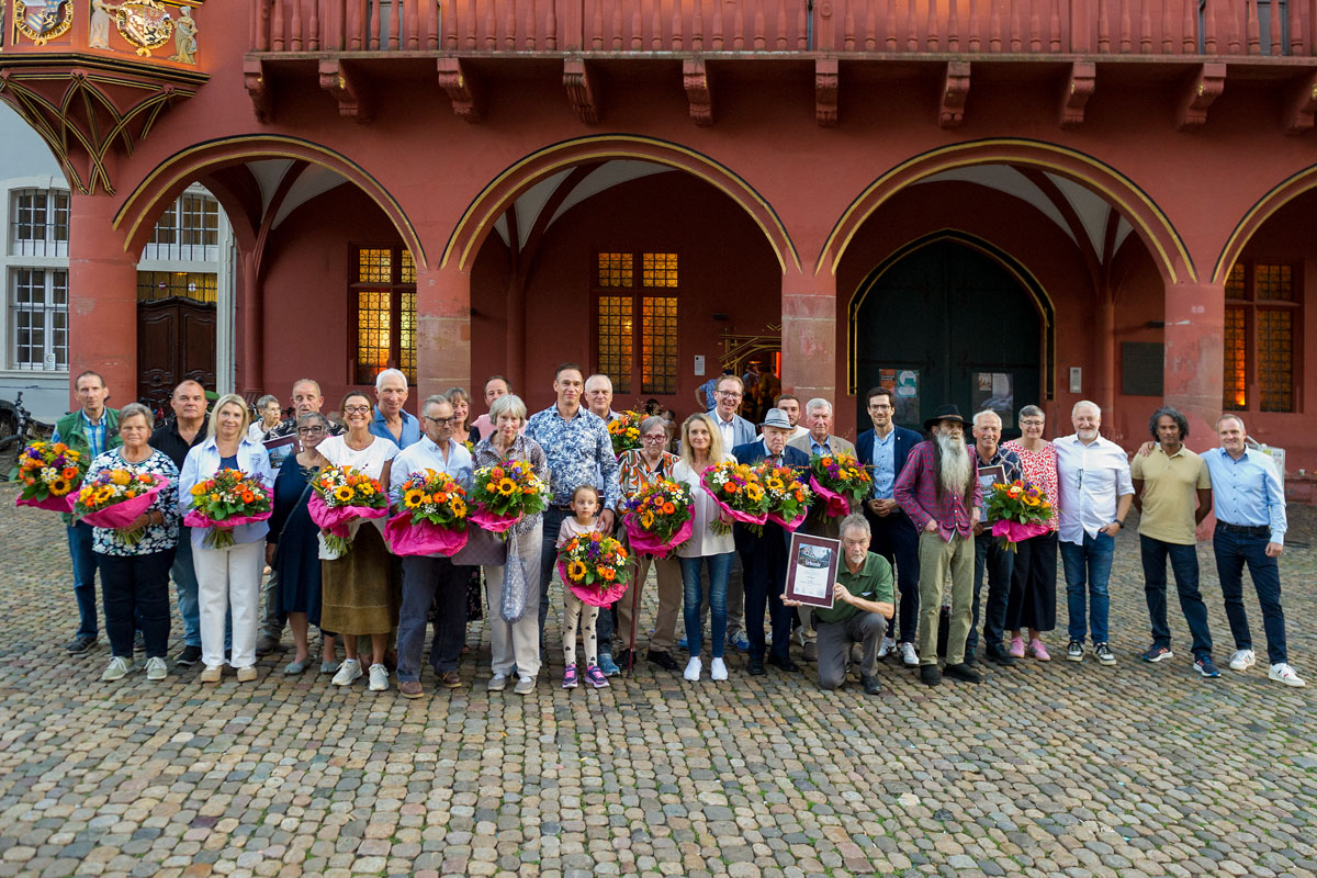Mehrere Menschen, die Blumen in der Hand halten