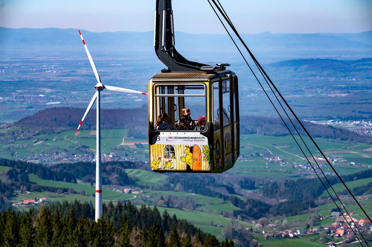 Gondel der Schauinslandbahn vor Windrad