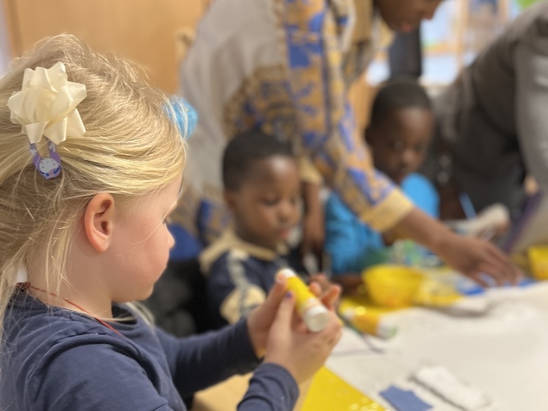 Die Bastelarbeiten erfordern Fingerspitzengefühl.