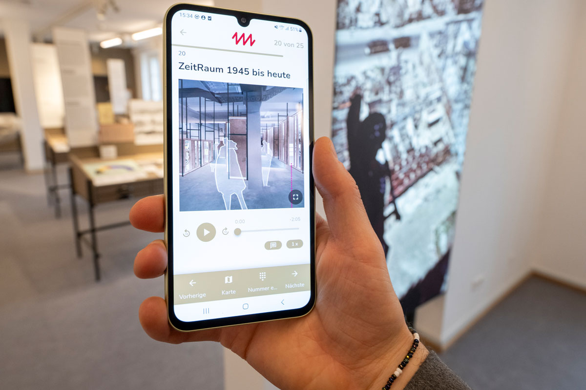 Smartphone-Display mit Tour durchs Dokuzentrum
