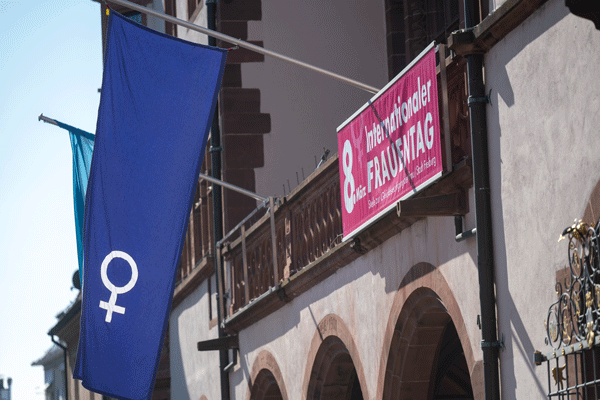 Flagge mit dem Zeichen für Frau