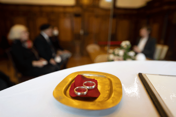 Zwei Ringe liegen auf einem Tisch