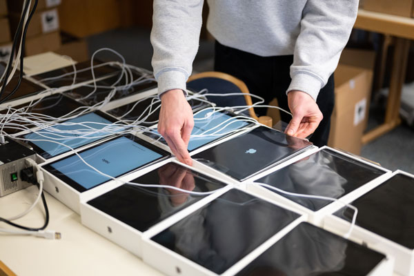 viele Ipads auf einem Tisch