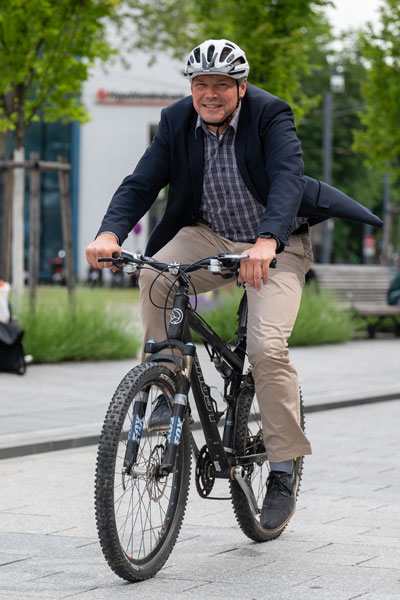 Bürgermeister Stefan Breiter auf dem Fahrrad