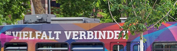Schriftzug 'Vielfalt verbindet' auf einer Straßenbahn