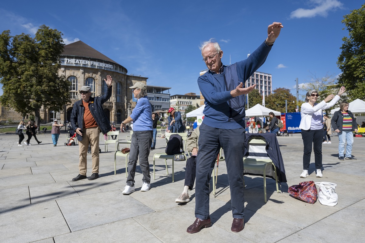 Senior*innen in Bewegung auf dem Platz der Alten Synagoge, Freiburg