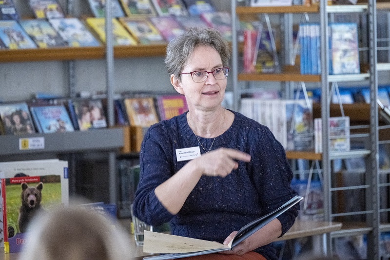 Frau Kuschke-Rösch präsentiert das Bilderbuchkino "Der Berg".