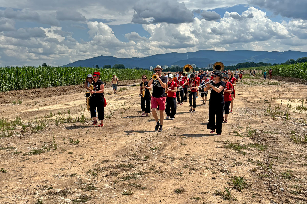 Symbolische Eröffnung der ersten Quartiersmitte mit der Funky Marching Band