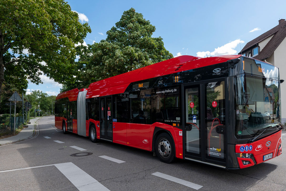 Roter Bus der fährt