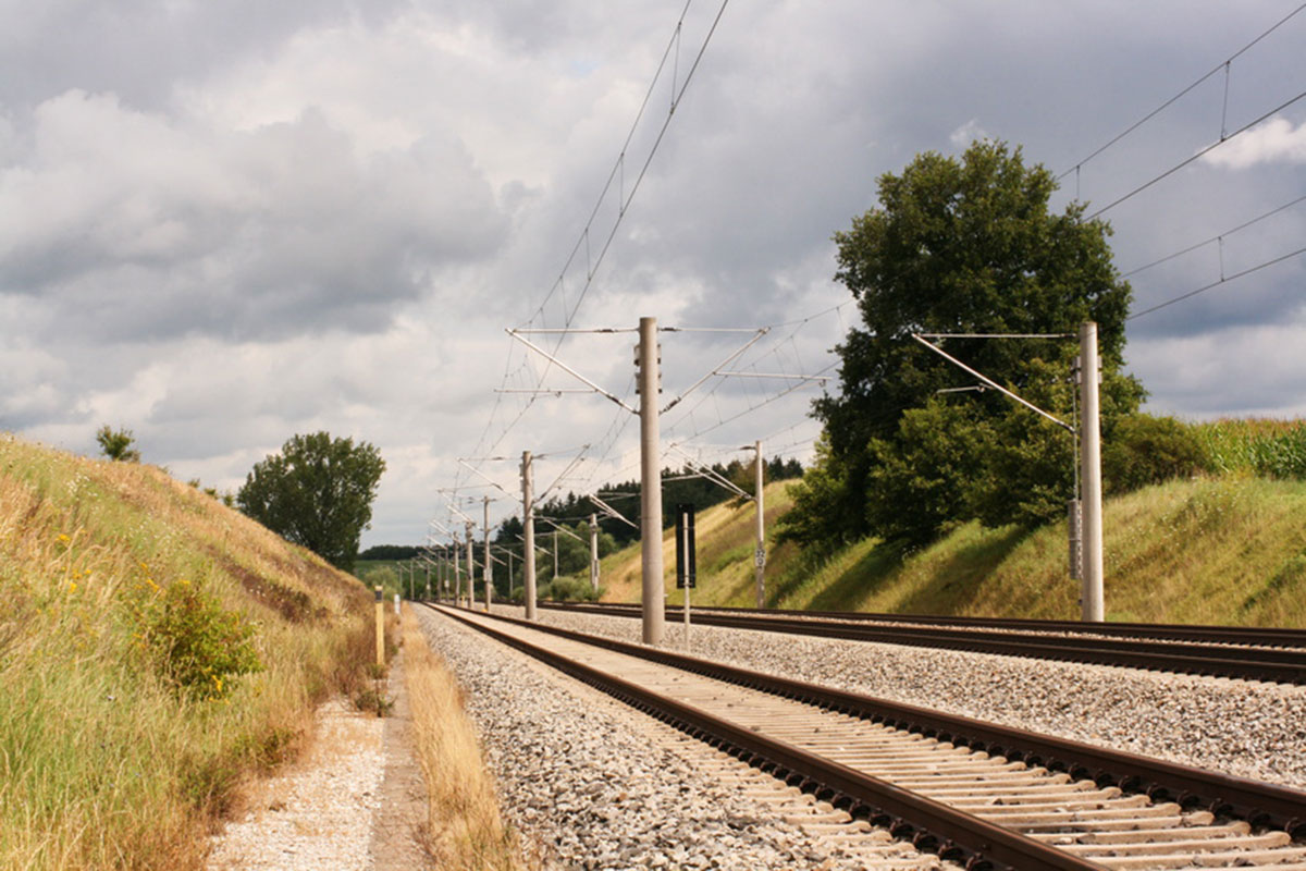 Schiene Autobahn Strecke (Foto: fotolia ,hykoe)