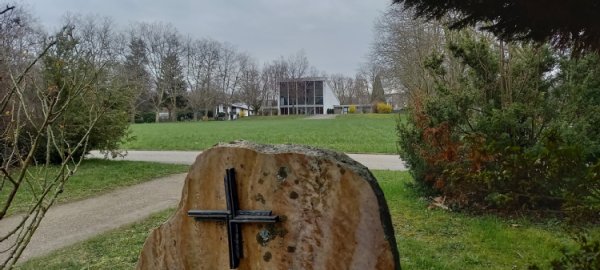 Grabstein in Park mit Wiesen Wege und EInsegnungshalle
