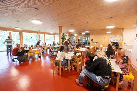 Gedeckte Tische in einer Kindertagesstätte