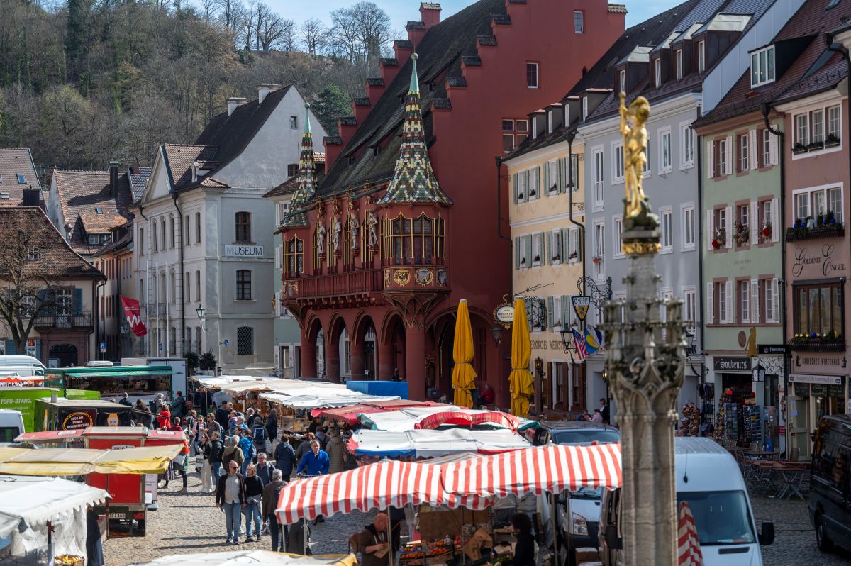 Stände auf dem Münstermarkt mit historischem Kaufhaus im Hintergrund