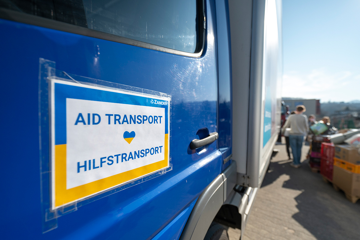 Führerhaus eines LKW mit Schild "Hilfstransport"